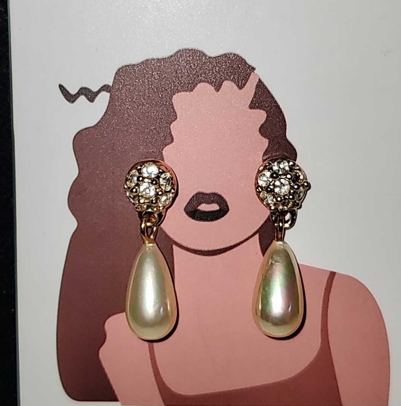 Jewelry - 🗝Vtg Stunning Faux Pearl Drop and Rhinestone Earrings